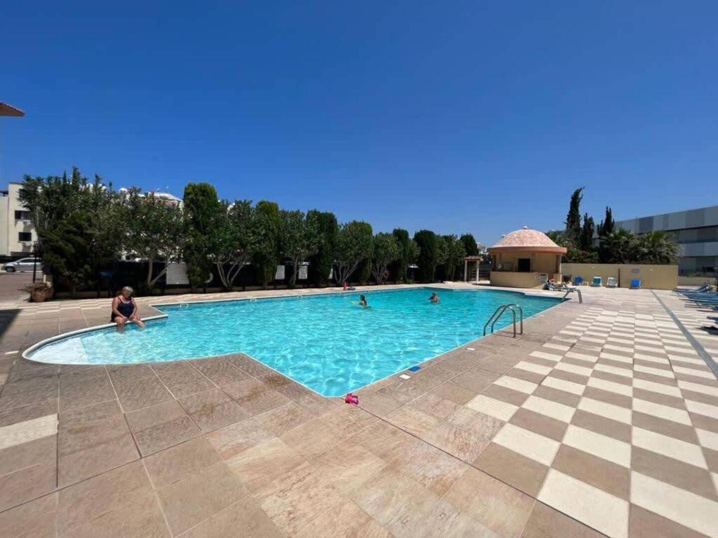 Queens Gardens Paradise Vip, Pool, Mall, Sea Paphos Eksteriør billede