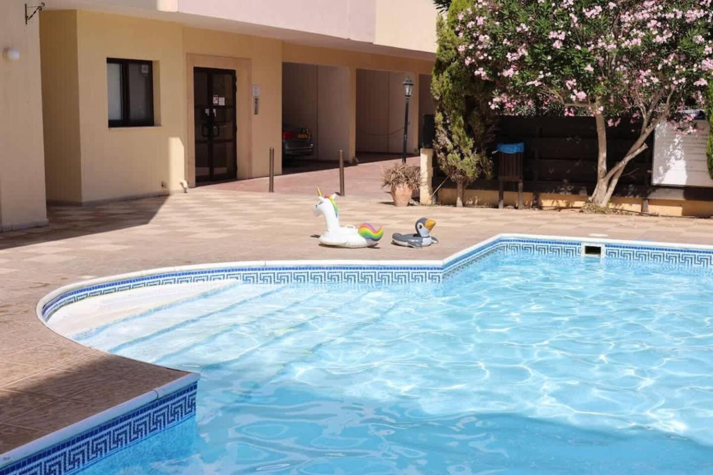 Queens Gardens Paradise Vip, Pool, Mall, Sea Paphos Eksteriør billede